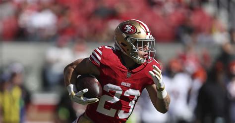 49ers RB McCaffrey scores touchdown in NFL record-tying 17th straight game